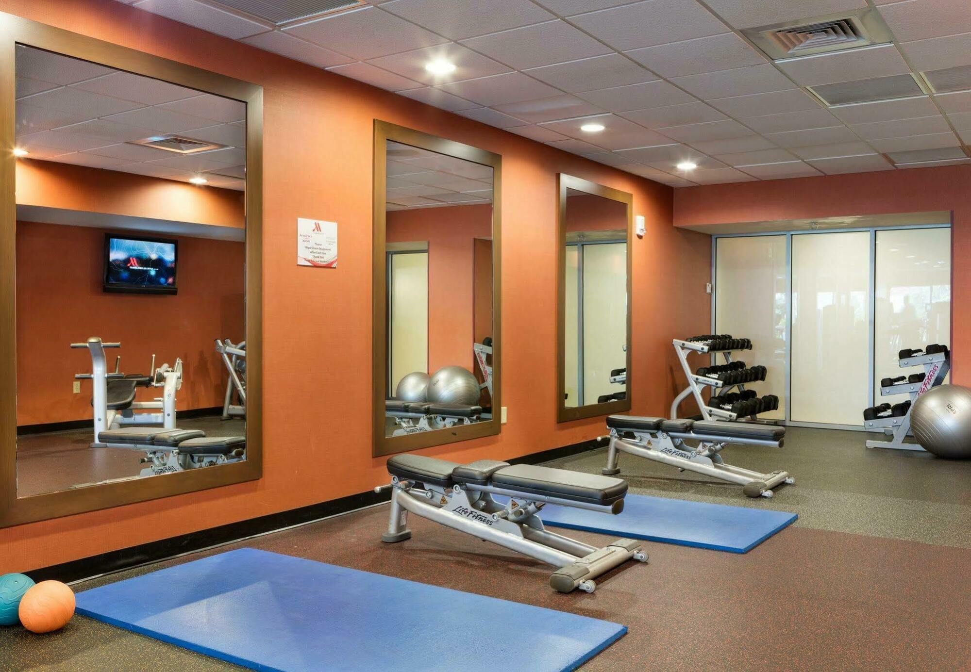 Courtyard By Marriott Airport Hotel